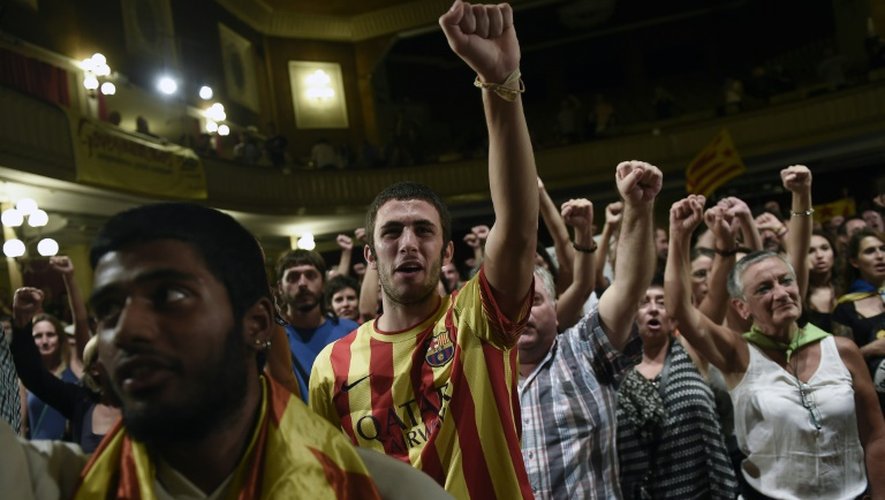 Des militants du parti indépendantiste, d'extrême gauche, Candidature d'unité populaire (CUP) manifestent leur joie le 27 septembre 2015 à Barcelone
