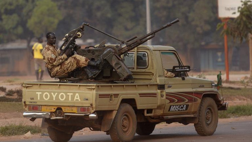 Des militaires tchadiens patrouillent près de l'aéroport de Bangui, le 25 décembre 2013