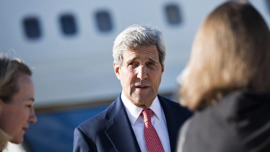 Le secrétaire d'Etat américain John Kerry, lors d'une escale technique à l'aéroport d'Amman avant de se rendre à Bagdad, le 10 septembre 2014
