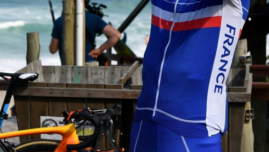 Le Français Romain Bardet s'apprête pour un séance d'entraînement en vue de l'épreuve de cyclisme sur route aux JO, le 4 août 2016 à Rio