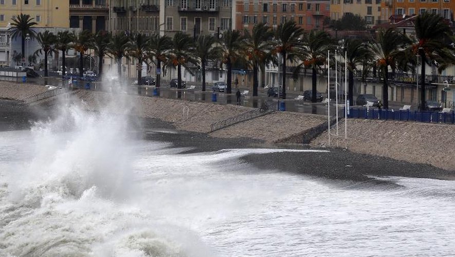 Des vagues géantes s'écrasent sur la plage de Nice, le 25 décembre 2013