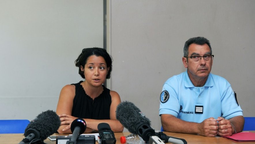 La procureur de la République de La Rochelle Soraya Ahras et le capitaine de gendarmerie Pascal Hallier lors d'une conférence de presse à l'île d'Oléron le 6 août 2016