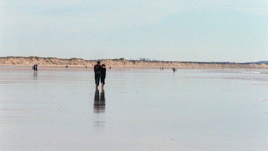 Des promeneurs sur une plage de l'île d'Oléron