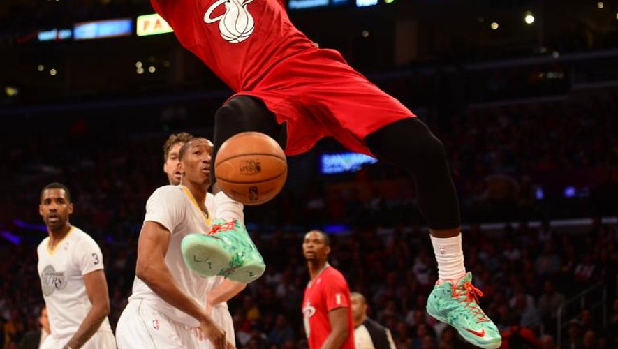 La star du Heat de Miami LeBron James marque un dunk lors la victoire à Los Angeles contre les Lakers, le 25 décembre 2013