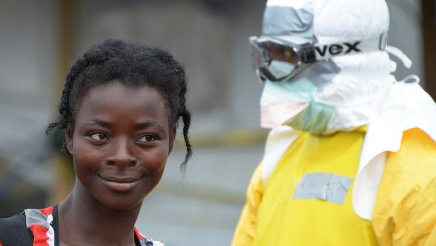 Un membre du personnel sanitaire et une jeune femme infectée par le virus Ebola, le 7 septembre 2014 à l'hôpital Elwa de Monrovia