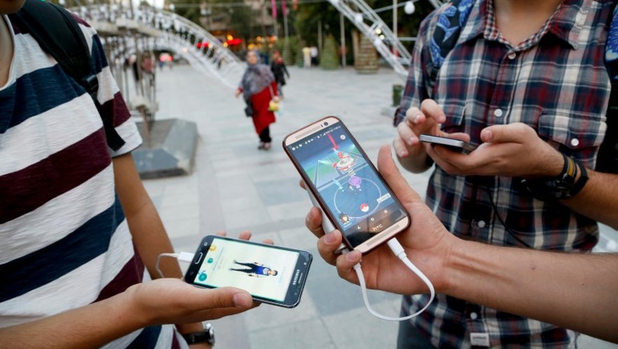 De jeunes Iraniens jouent à Pokémon Go, le 3 août 2016 à Téhéran