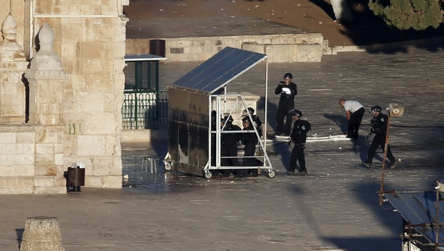 Les forces de sécurité israélienne se protègent le 28 septembre 2015 alors qu'elle se dirigent vers une des principales entrées de la mosquée al-Aqsa