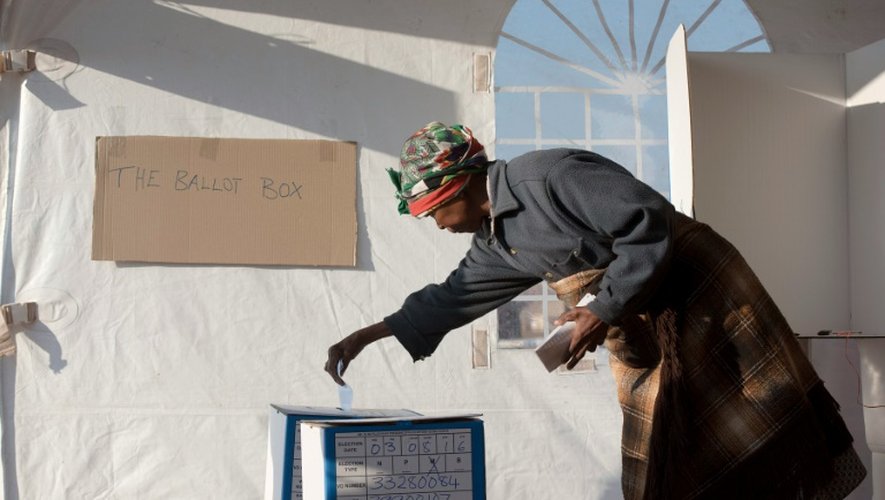Une électrice dans un bureau de vote d'Atteridgeville, à l'ouest de Pretoria, le 3 août 2016
