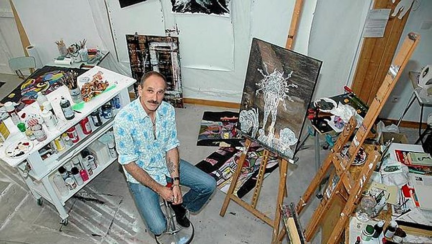 L’artiste plasticien Didier Estival dans son vaste atelier ruthénois, où il passe de longs moments.