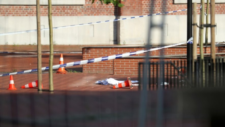 Une bâche a été disposée sur le sol à proximité de l'immeuble de la police, à Charleroi le 6 août 2016
