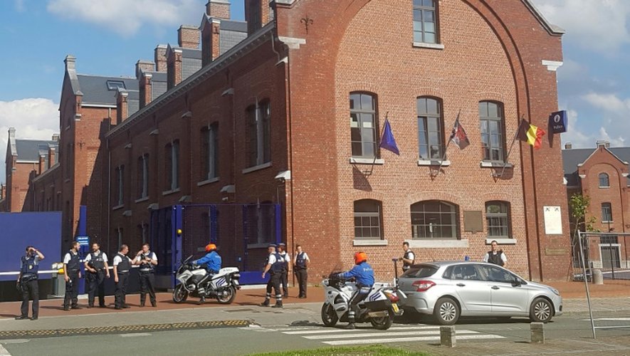 Photo prise depuis un téléphone portable montrant la police sécurisant la zone où une attaque à la machette a étét perpetrée contre des policières à Charleroi, le 6 août 2016