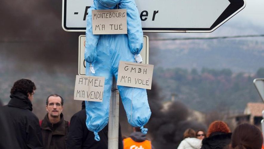 Un mannequin pendu à un panneau par des employés de l'entreprise LFoundry bloquant l'accès à la zone industrielle de Rousset, près d'Aix-en-Provence, le 23 décembre 2013