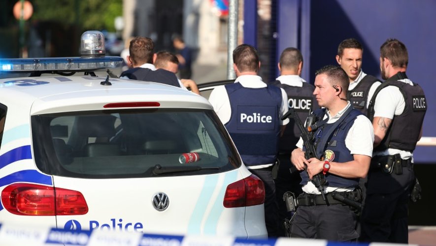 La police belge sécurise le lieu de l'attaque dans la ville de Charleroi au sud du pays, le 6 août 2016