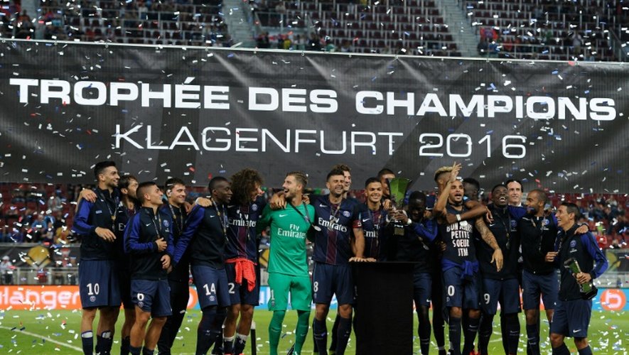 Les joueurs du PSG fêtent leur victoire lors du Trophée des Champions, le 6 août 2016 à Klagenfurt