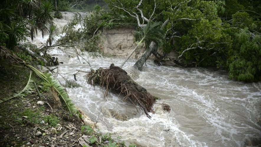Les pluies de la tempête Earl alimentent les flots des rivières dans la région de la ville de Melchor de Mencos (Guatemala), une région située à la frontière du Belize, le 4 août 2016