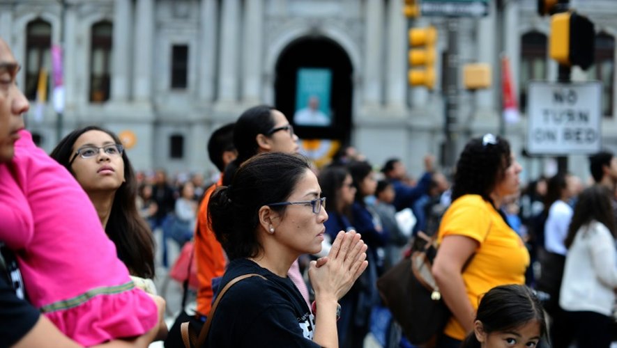 Des croyants écoutent le pape François qui célèbre une messe géante le 27 septembre 2015 à Philadelphie