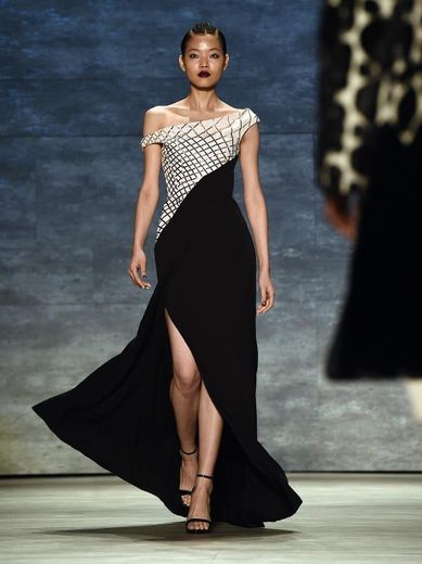 Un mannequin présente un modèle de Bibhu Mohapatra, lors de la Fashion week de New York, le 10 septembre 2014
