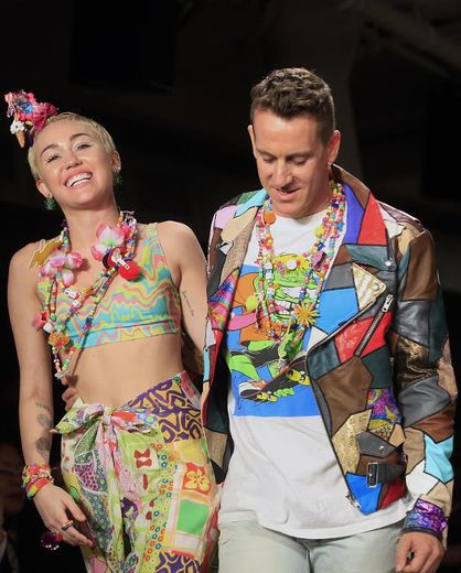 La chanteuse Miley Cyrus et le créateur Jeremy Scott sur le podium, lors de la fashion week de New York, le 10 septembre 2014