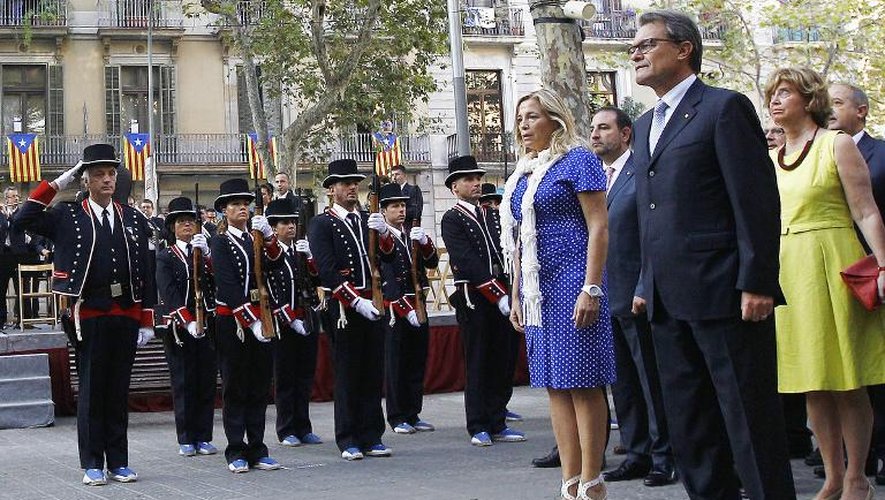 Le chef du gouvernement catalan, Artur Mas (d) assiste aux célébrations de la Diada, la "journée nationale" de Catalogne le 11 septembre 2014 à Barcelone