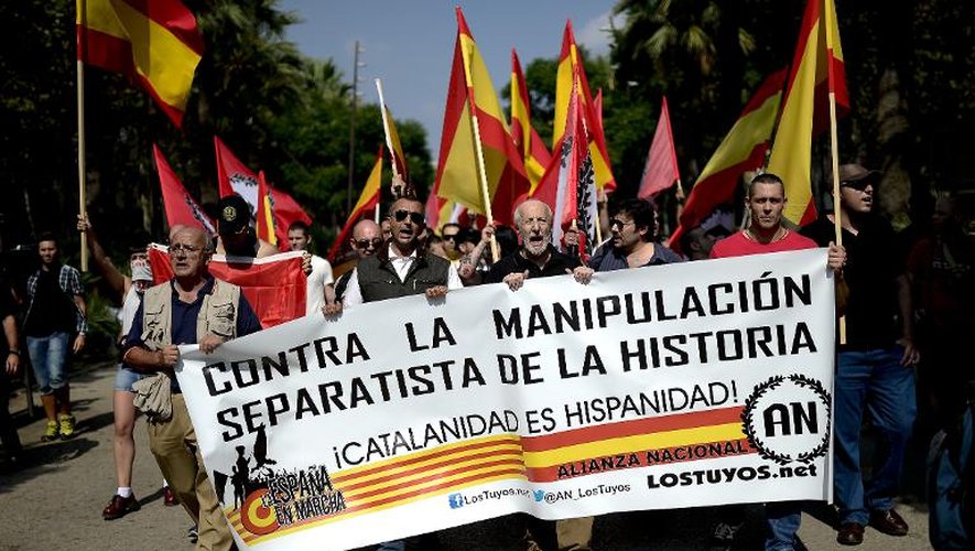 Manifestation des catalans anti-indépendantistes protestant "contre la manipulation séparatiste de l'Histoire" à Barcelone le 11 septembre 2014