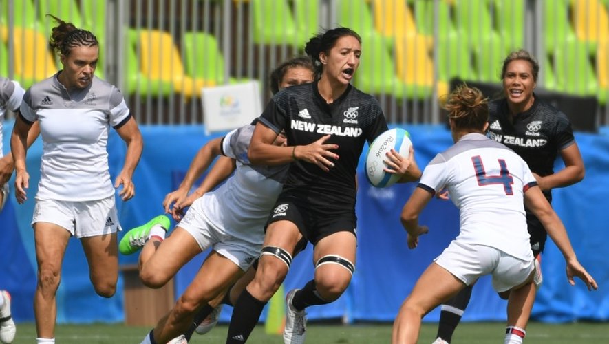 Les Françaises tentent de stopper la Néo-Zélandaise Sarah Goss en rugby à VII aux Jeux de Rio, le 7 août 2016