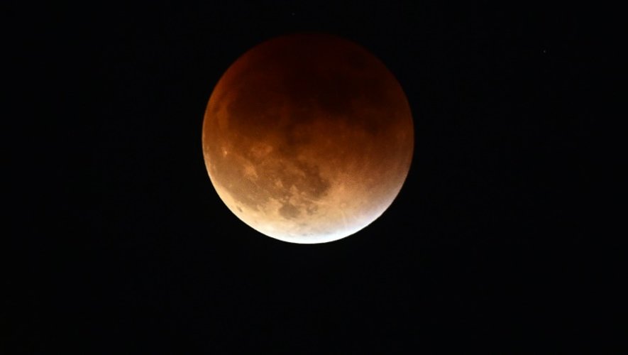 Une éclipse totale de super Lune observée depuis la vallée de San Gabriel, en Californie le 27 septembre 2015