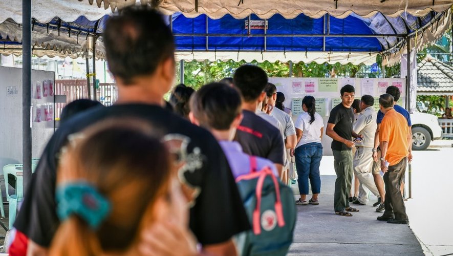 File d'attente devant un bureau de vote lors du référendum sur une nouvelle Constitution, le 7 août 2016 à Buriram en Thaïlande