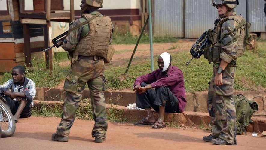Des civils musulmans sont protégés le 26 décembre 2013 à Bangui par des soldats français, membres de l'opération Sangaris