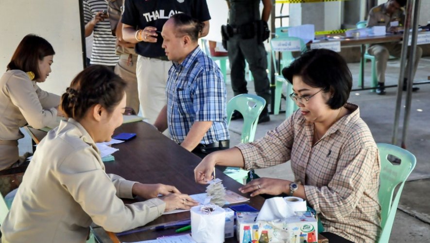 Une Thaïlandaise vote lors du référendum sur une nouvelle Constitution le 7 août 2016 à Buriram