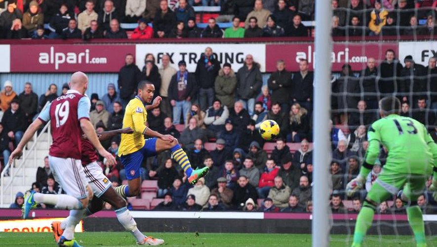 Le milieu d'Arsenal Theo Walcott (c), auteur d'un doublé en championnat d'Angleterre face à West Ham, le 26 décembre 2013 à West Ham