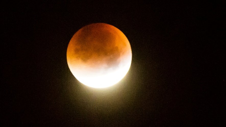 La super Lune durant une éclipse totale se lève le 28 septembre 2015 à Godewaersvelde, dans le Nord