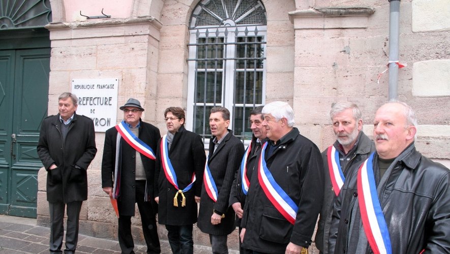 Les élus des sept communes, hier devant la préfecture en compagnie de Didier Mai-Andrieu, conseiller général de Sauveterre.