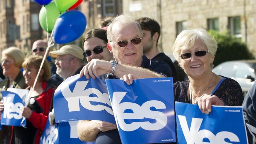Des partisans du oui à l'indépendance lors de la visite du chef de file des indépendantistes écossais Alex Salmond à Edimbourg le 10 septembre 2014