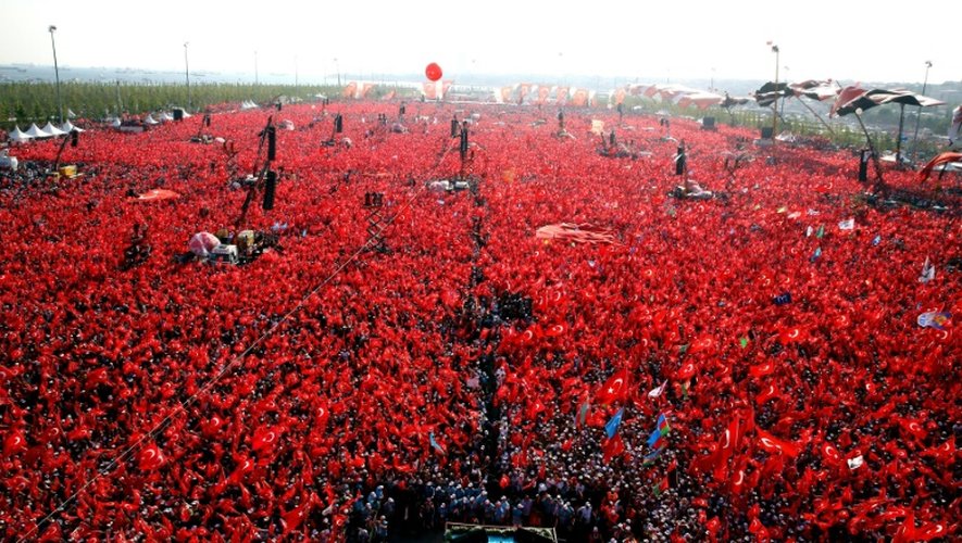 Photo fournie par les services de presse de la présidence turque de la manifestation géante à l'appel du parti au pouvoir après le putsch raté , le 7 août 2016 à Istanbul