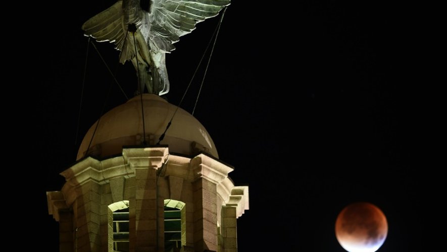 Le lune rouge près du Liver Building à Liverpool au nord de l'Angleterre le 28 septembre 2015