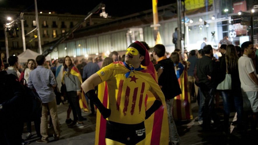 Un homme déguisé en super-héros aux couleurs du drapeau catalan, le 27 septembre 2015 alors que les indépendantistes fêtent leur victoire à Barcelone