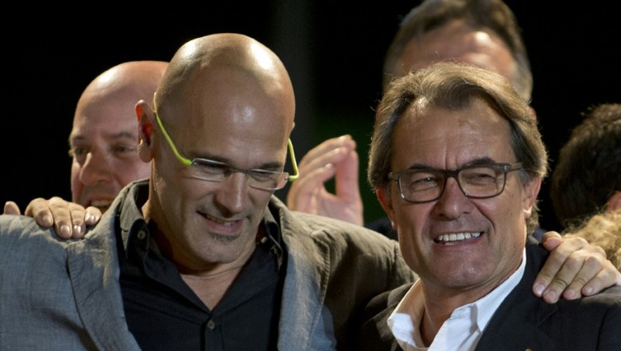 Le président de la Catalogne Artur Mas (d) et le leader de la liste "Ensemble pour le oui", Raul Romeva (g), fêtent le 27 septembre 2015 à Barcelone leur victoire aux élections régionales