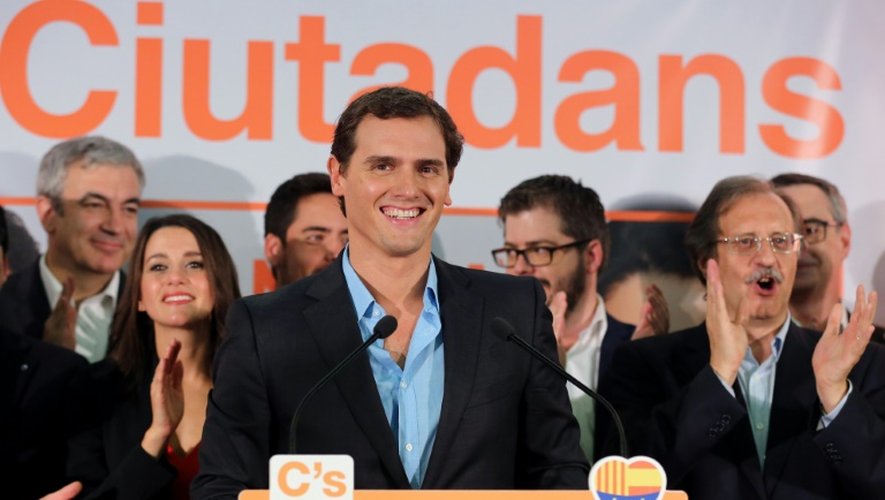 Le parti des Ciudadanos, Albert Rivera (C), célèbre la victoire de sa formation, le 27 septembre 2015 à Barcelone