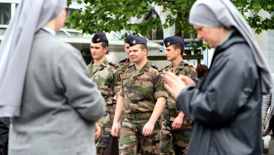 Patrouille de militaires le 16 mai 2016 à Lourdes