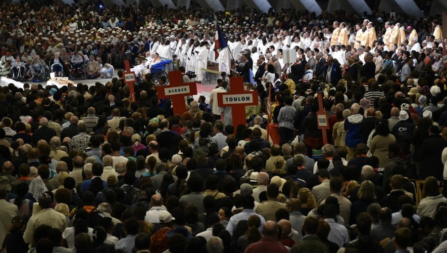 La foule rassemblée pour le traditionnel pélerinage le 15 août 2015 à Lourdes