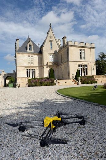 Un drone devant le château du vignoble de Bernard Magrez, à Pessac, dans le Bordelais, le 9 septembre 2014