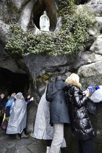 Des pélerins en prière à la grotte Massabielle le 11 février 2016 à Lourdes