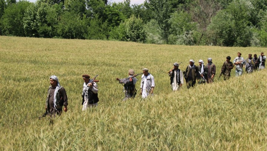 Des milices afghanes, le 13 mai 2015, près de Kunduz, une ville stratégique du nord de l'Afghanistan, où elles répondent à une vaste offensive des talibans