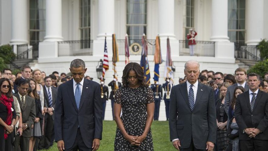 Le président américain Barack Obama (g), Michelle Obama et le vice-président Joe Biden (d) commémorent les attentats du 11 septembre 2001 à la Maison Blanche à Washington le 11 septembre 2014