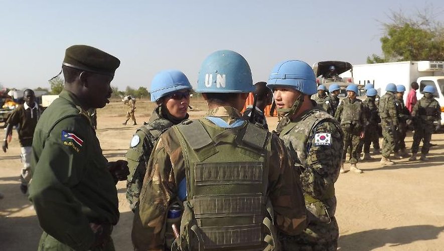 Des casques bleus et des soldats sud-soudanais le 26 décembre 2013 à l'aéroport de Bor