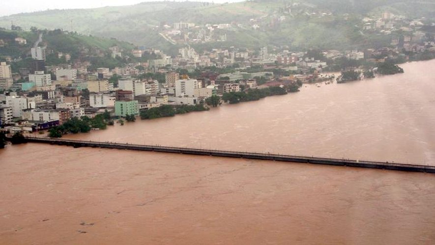 Une rivière en crue dans l'état de l'Espirito Santo, près de Vitoria, le 26 décembre 2013