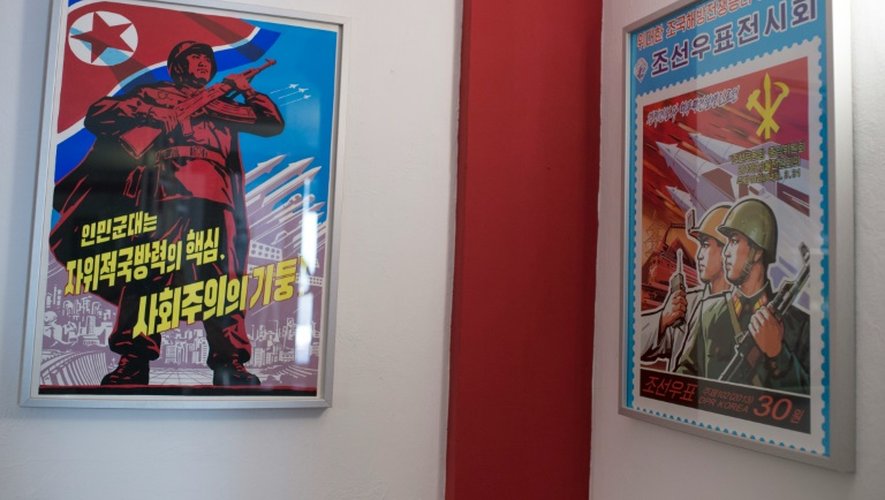 Des affiches de propagande à la gloire du régime rapportées de Pyongyang, la capitale nord-coréenne, ornent les murs