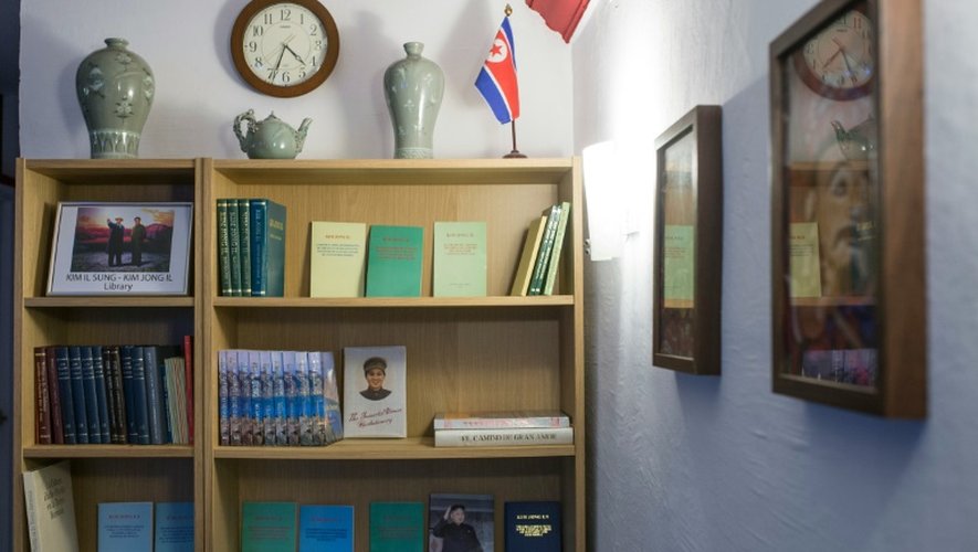 Au fond du bar, sur une étagère, sont alignées des traductions en espagnol d'ouvrages écrits par les membres de la dynastie Kim qui dirige la Corée du Nord depuis 1948