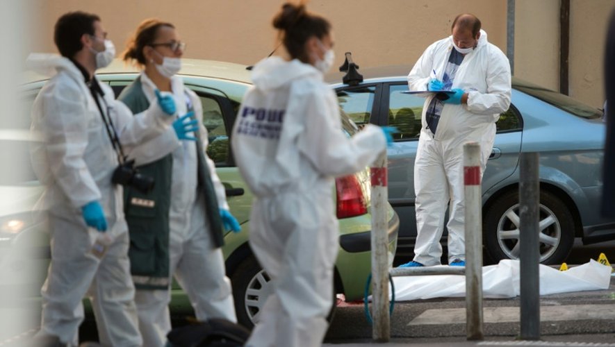 La police scientifique enquête après la mort de deux hommes tués à la kalachnikov, le 7 août 2016 à Marseille