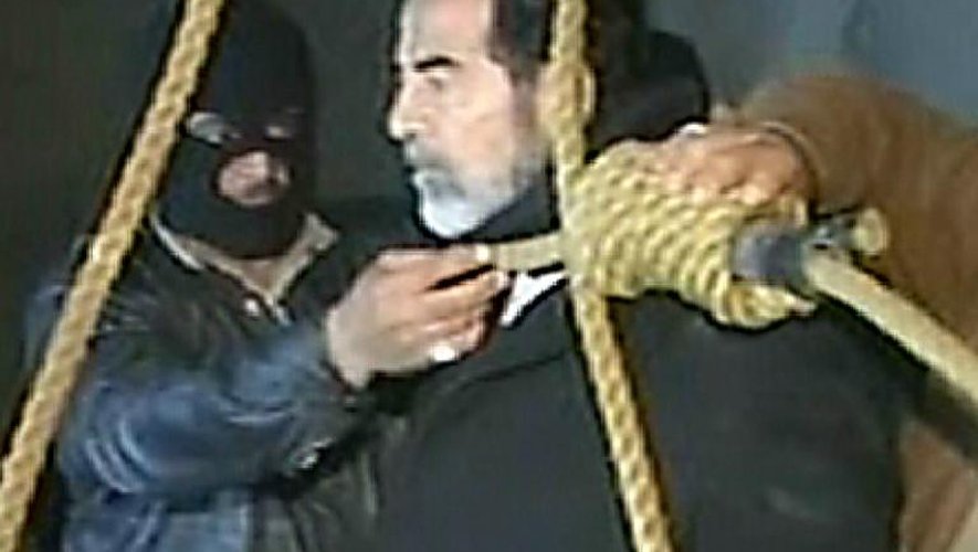 Capture d'écran d'al-Iraqiya television de l'éxecution de Saddam Hussein le 30 décembre 2006 à Bagdad